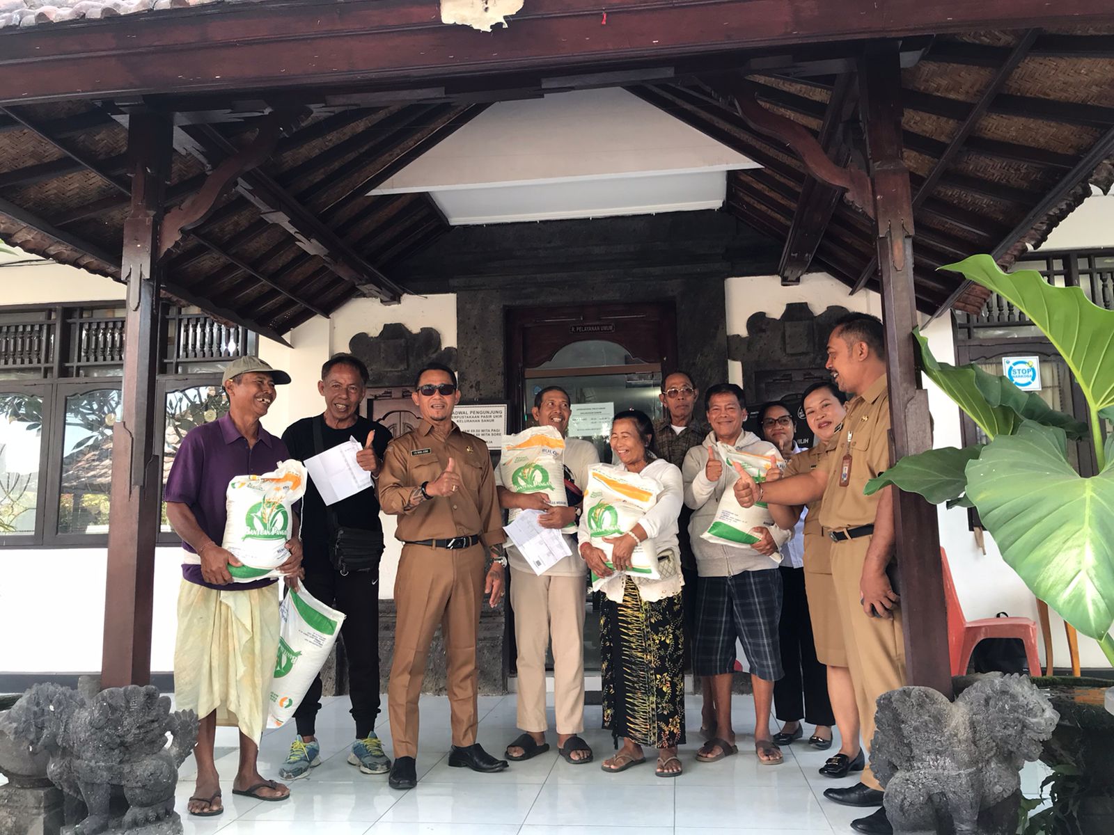 Kelurahan Sanur Salurkan Bantuan Beras Bulog Kepada Ratusan Warga