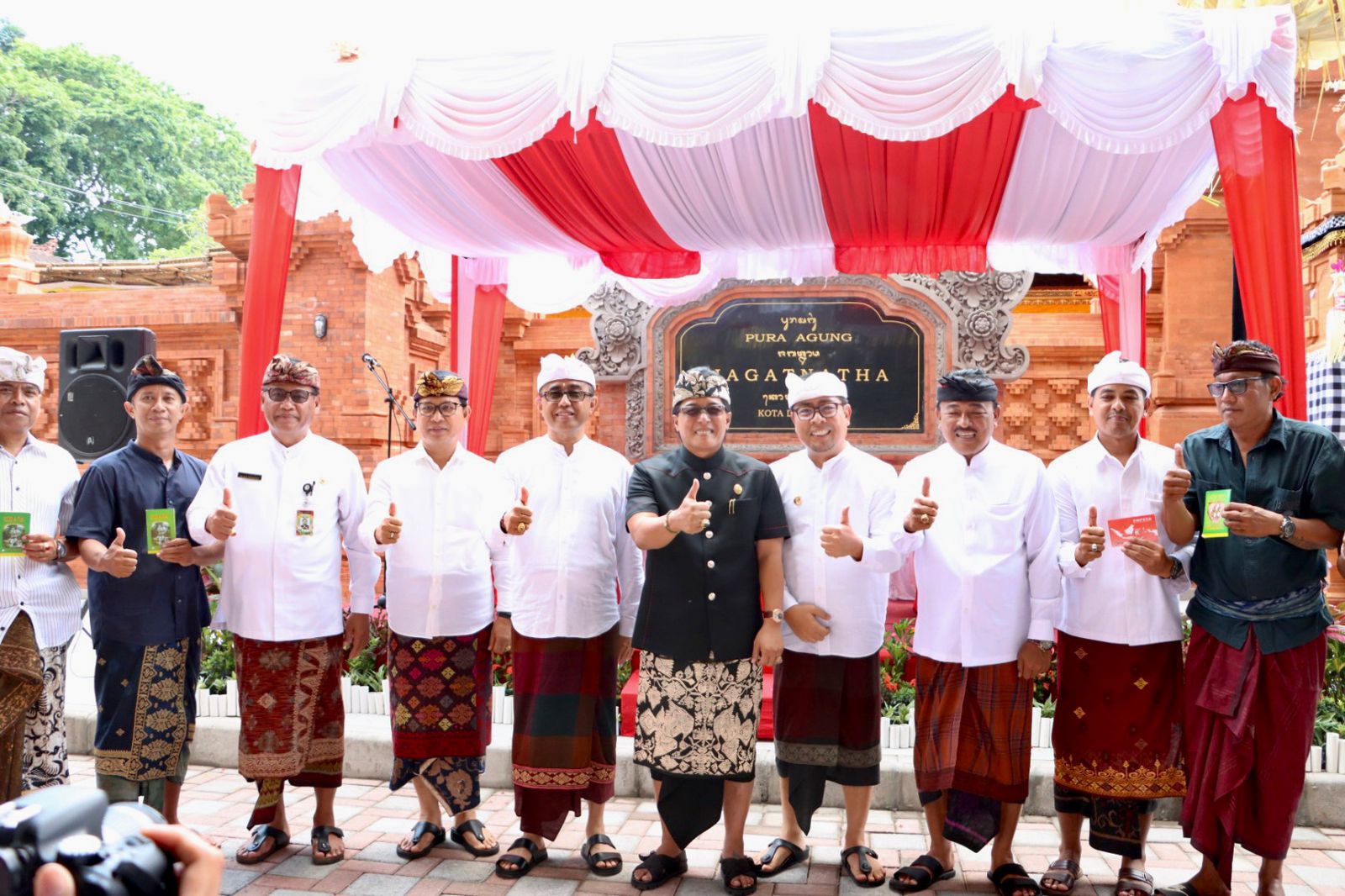 Walikota Denpasar Jaya Negara Terima Bantuan Hibah Dari Bupati Badung Giri Prasta