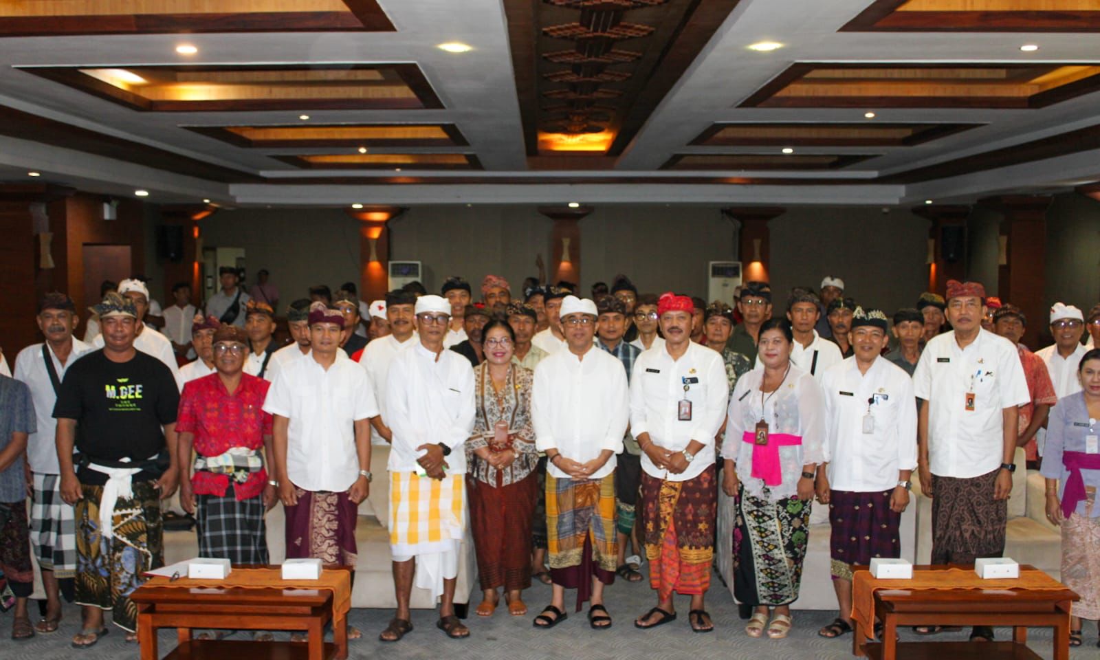 Walikota Jaya Negara Serahkan Bantuan Hibah Kepada 39 Penerima di Kota Denpasar.