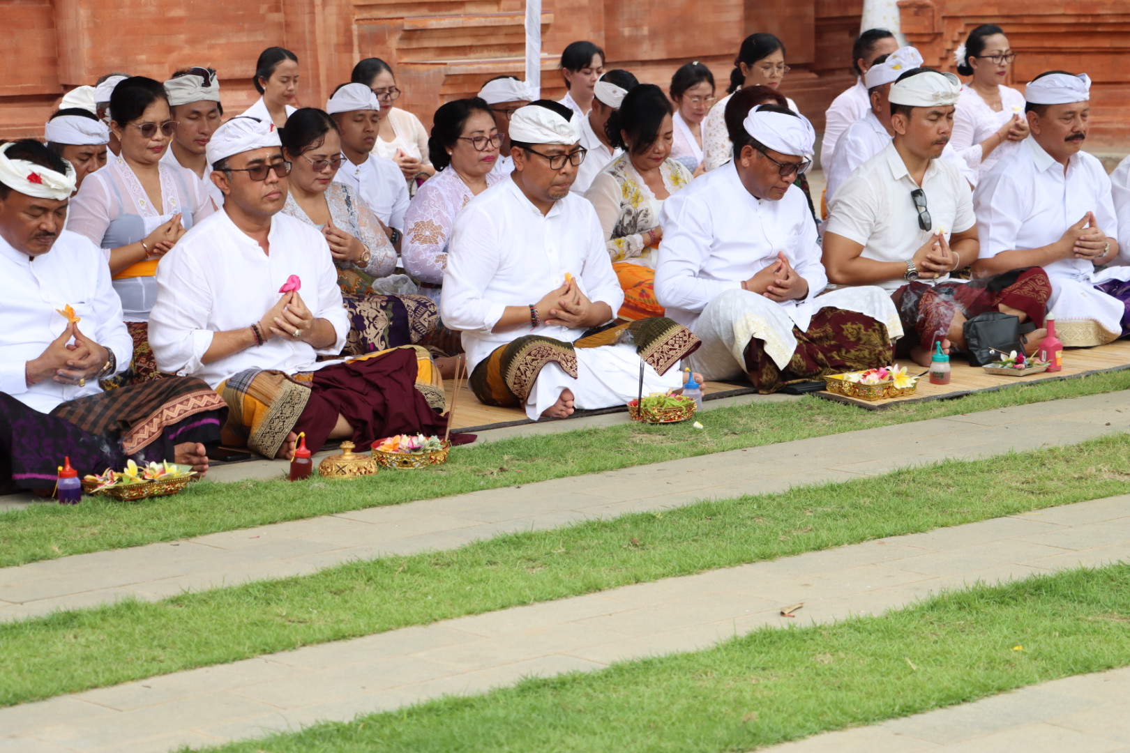Pemkot Denpasar Gelar Sembahyang Bersama Hari Tumpek Wayang