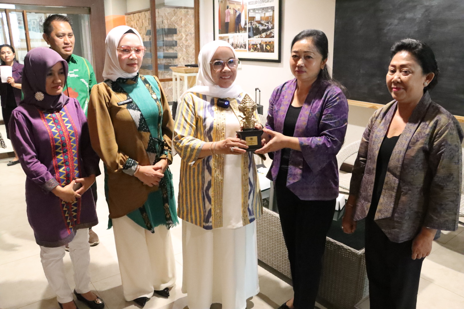 Ny. Antari Jaya Negara Terima Kunjungan Ketua TP PKK Kabupaten Konawe Selatan