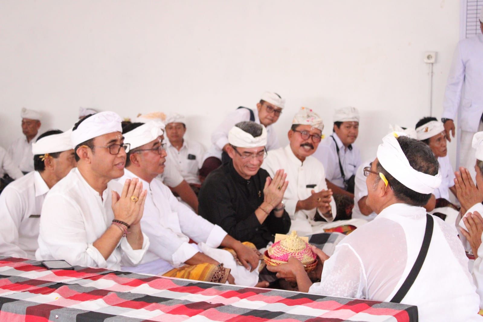 Walikota Jaya Negara Hadiri Pemelaspasan Bale Kul-Kul Pura Semila Sari