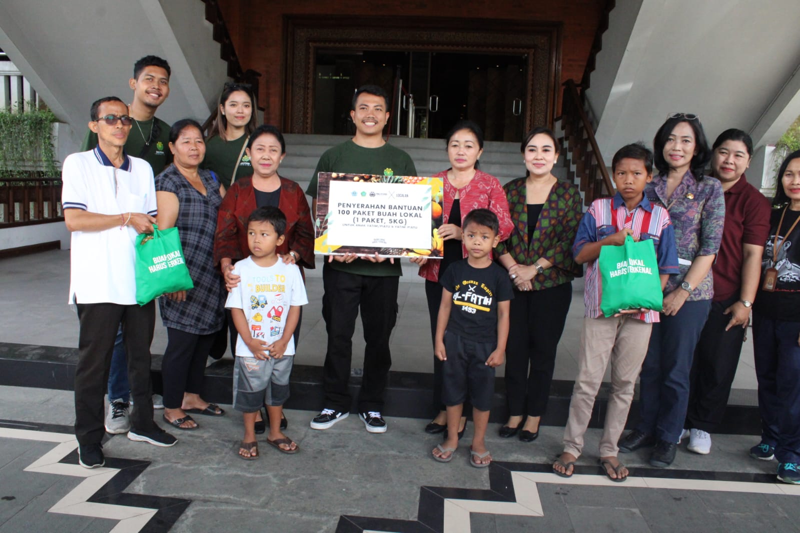 Ny. Sagung Antari Jaya Negara Salurkan CSR 100 Paket Buah Kepada Anak-anak Yatim Piatu