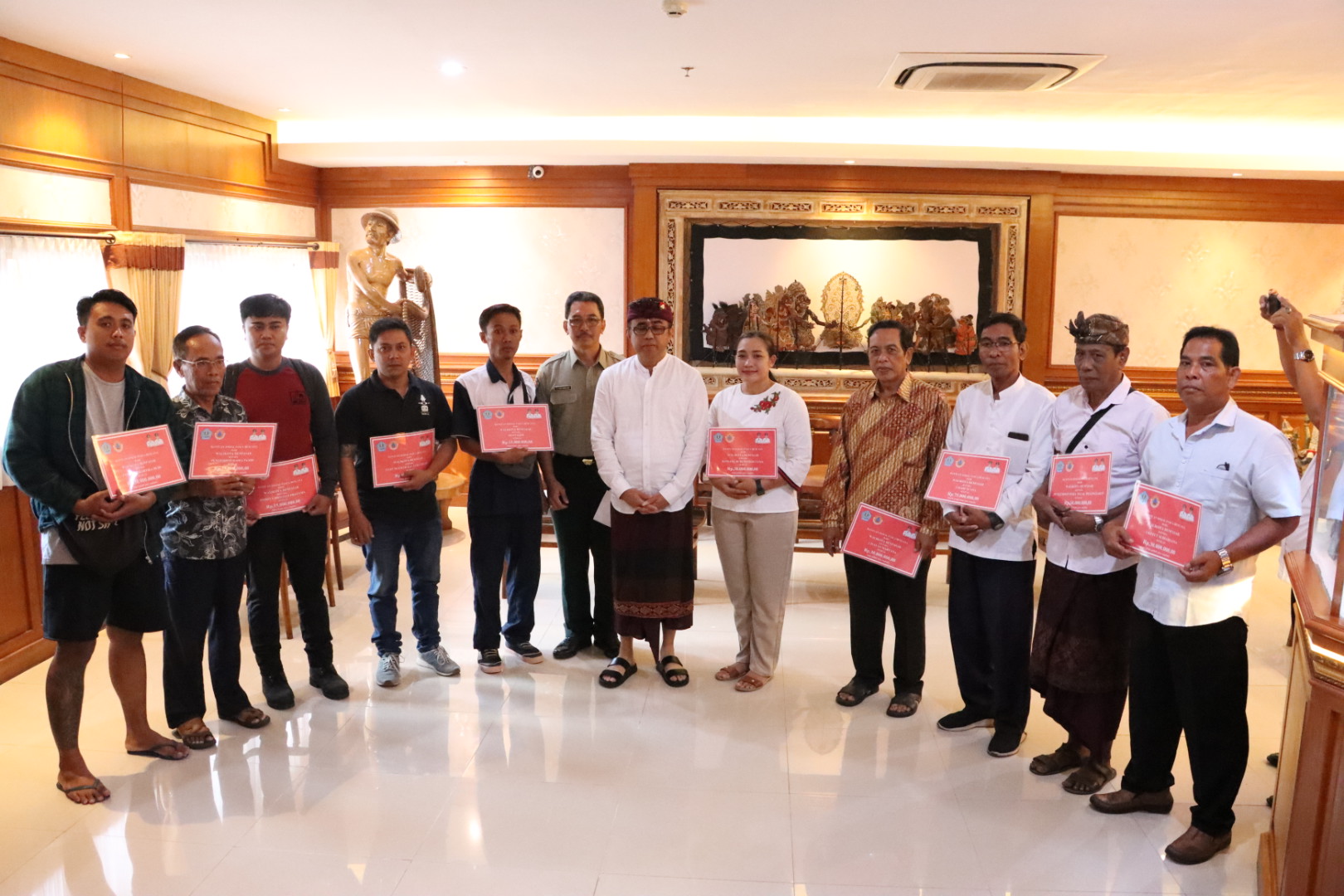 Walikota Jaya Negara Kembali Serahkan Bantuan Sosial Pasca Bencana