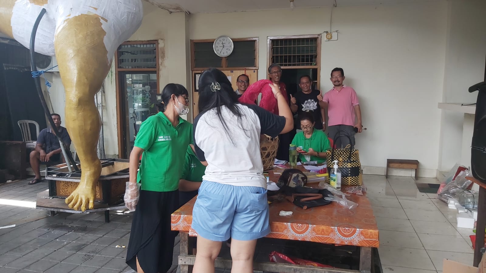 Bank Sampah Kreneng Berseri Lakukan Gotong Royong Pilah Sampah