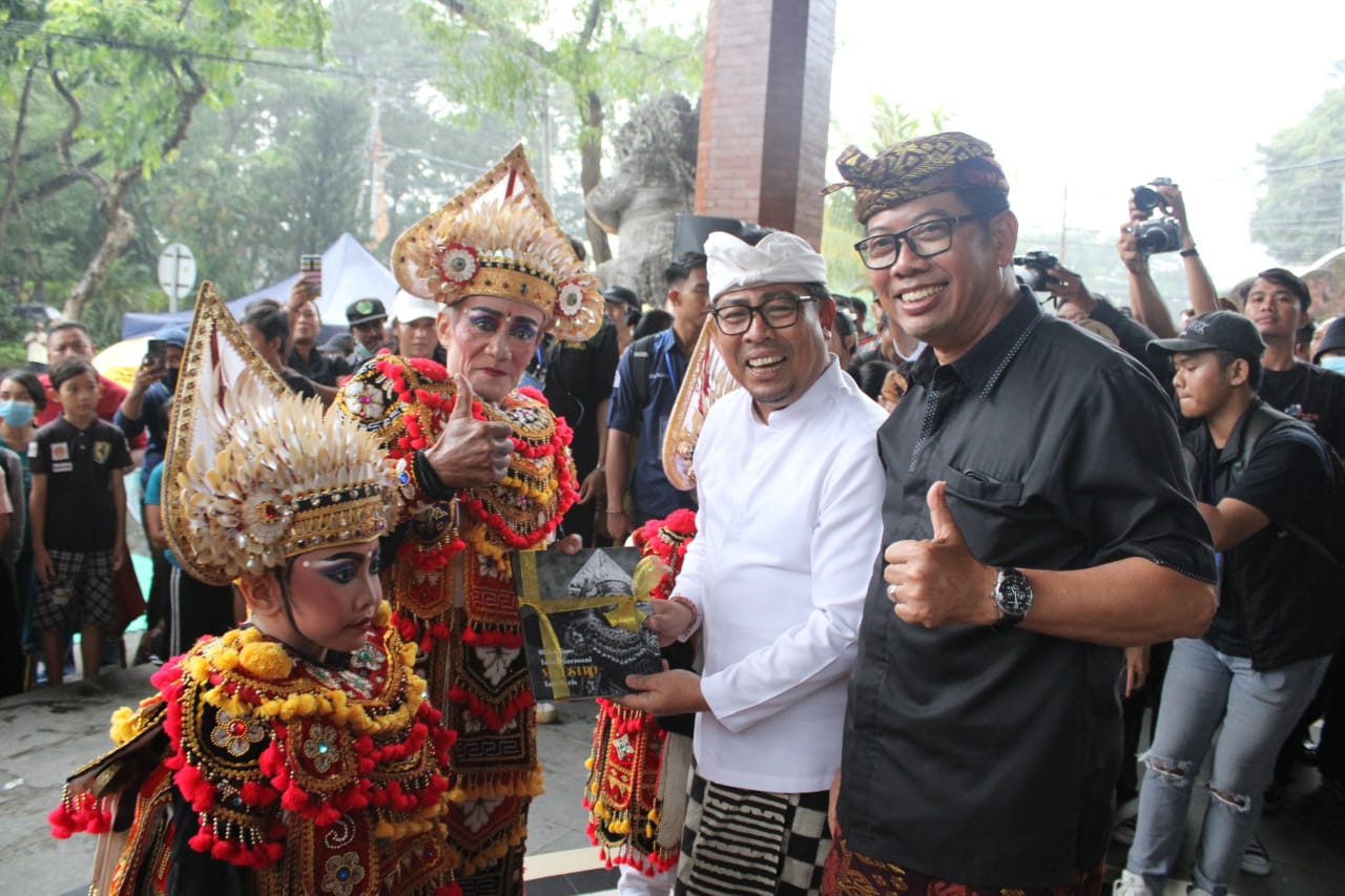 Libatkan 2.145 Penari, Wawali Arya Wibawa Buka “Naluriku Menari” Peringati Hari Tari Sedunia