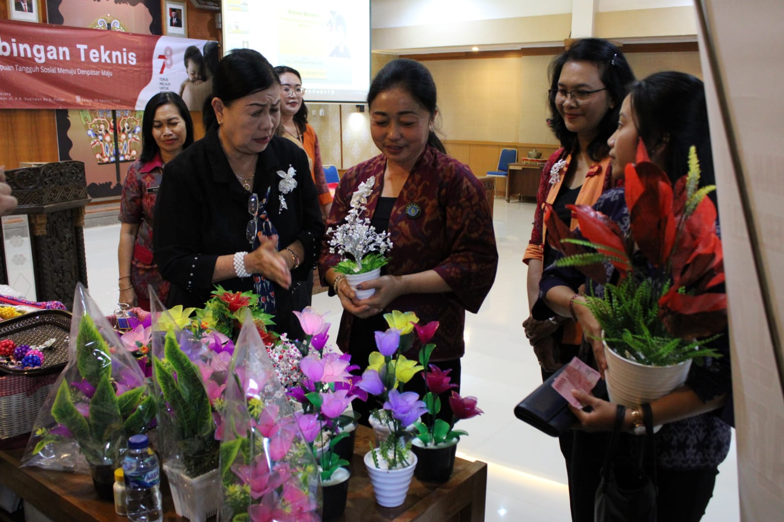 Ny. Antari Jaya Negara Buka Bimtek Perempuan Tangguh Sosial Menuju Denpasar Maju, Ciptakan Perempuan Berdaya, Produktif dan Mandiri