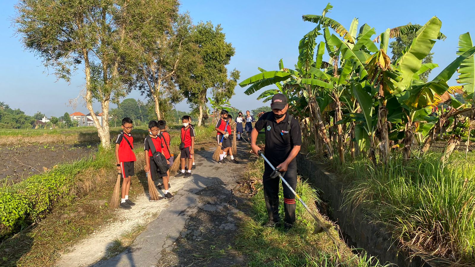 Peringati Bulan Bhakti Gotong Royong, Kelurahan Penatih Ajak Siswa Jaga Kebersihan Lingkungan