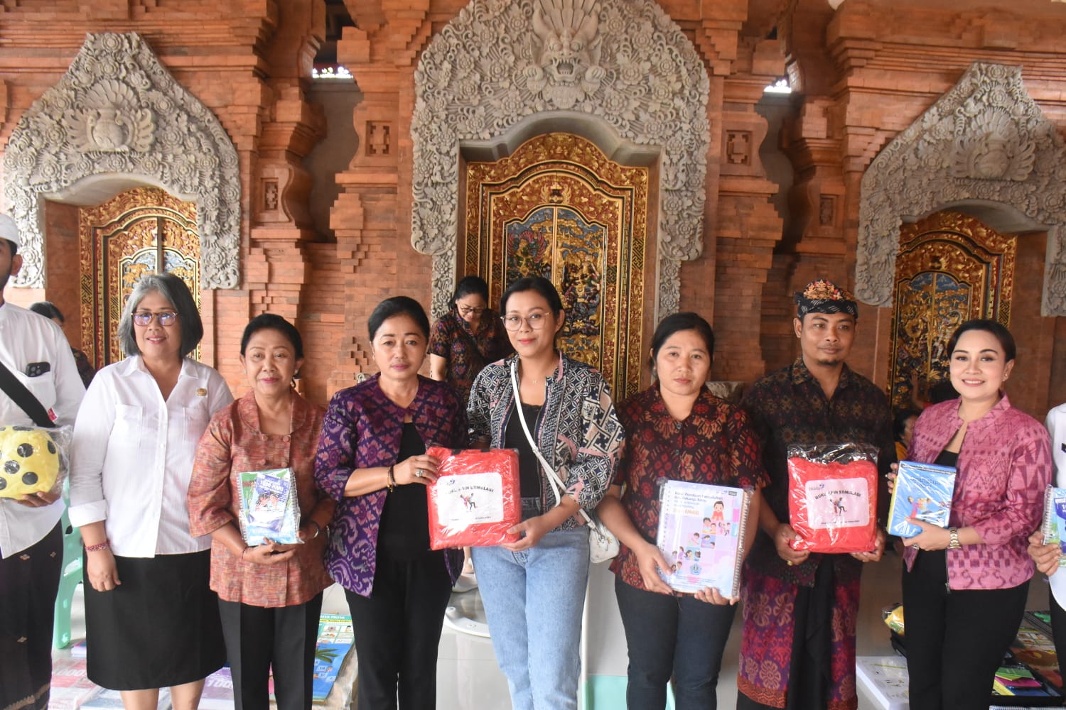 Gencarkan Gerakan Pencegahan Stunting, Pemkot Denpasar Serahkan Bantuan BKB Kid Stunting