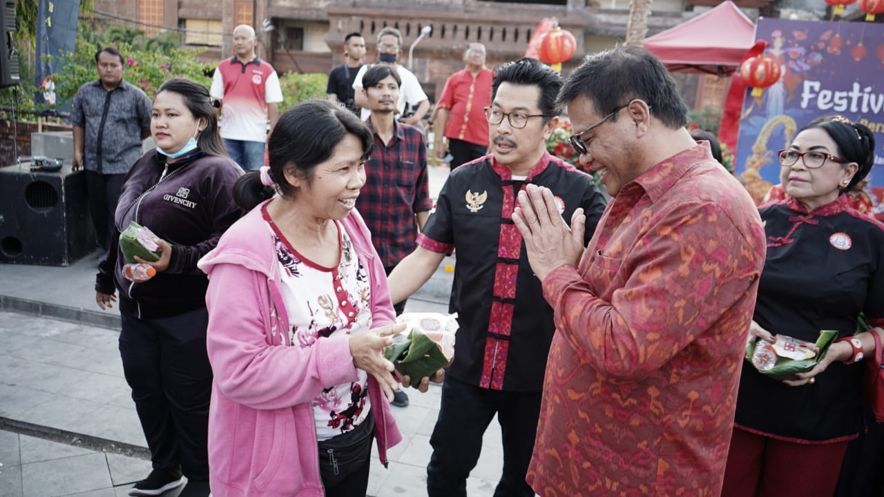 Sekda Alit Wiradana Buka Festival Kue Bulan di Pelataran Pasar Badung Wujud Akulturasi Budaya, Jadi Event Tingkatkan Kunjungan Wisata