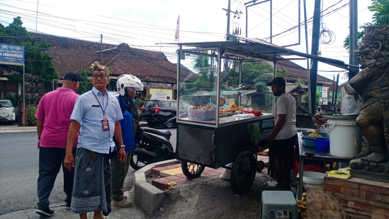 Kecamatan Denut Gandeng Sat Pol PP Tertibkan Pedagang di Atas Trotoar Jalan A. Yani Utara.