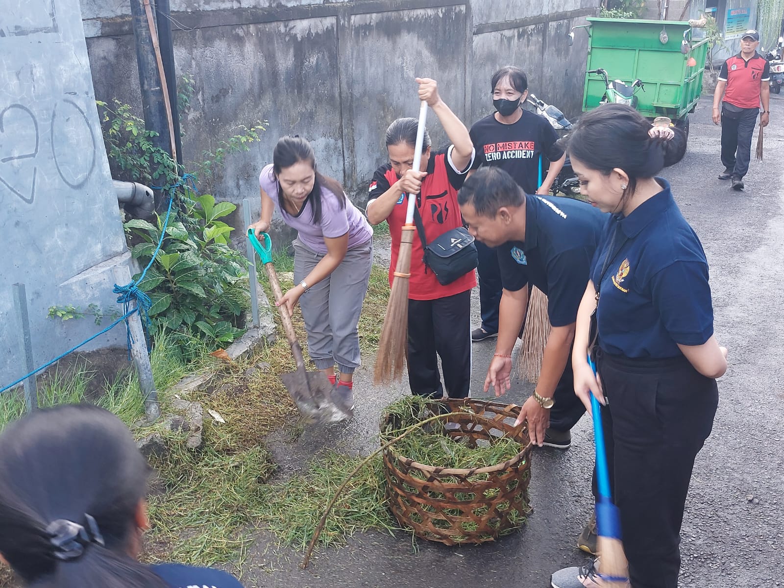 Ciptakan Wajah Kota Bersih dan Asri, Kelurahan Padangsambian Rutin Laksanakan "Jumat Bersih"