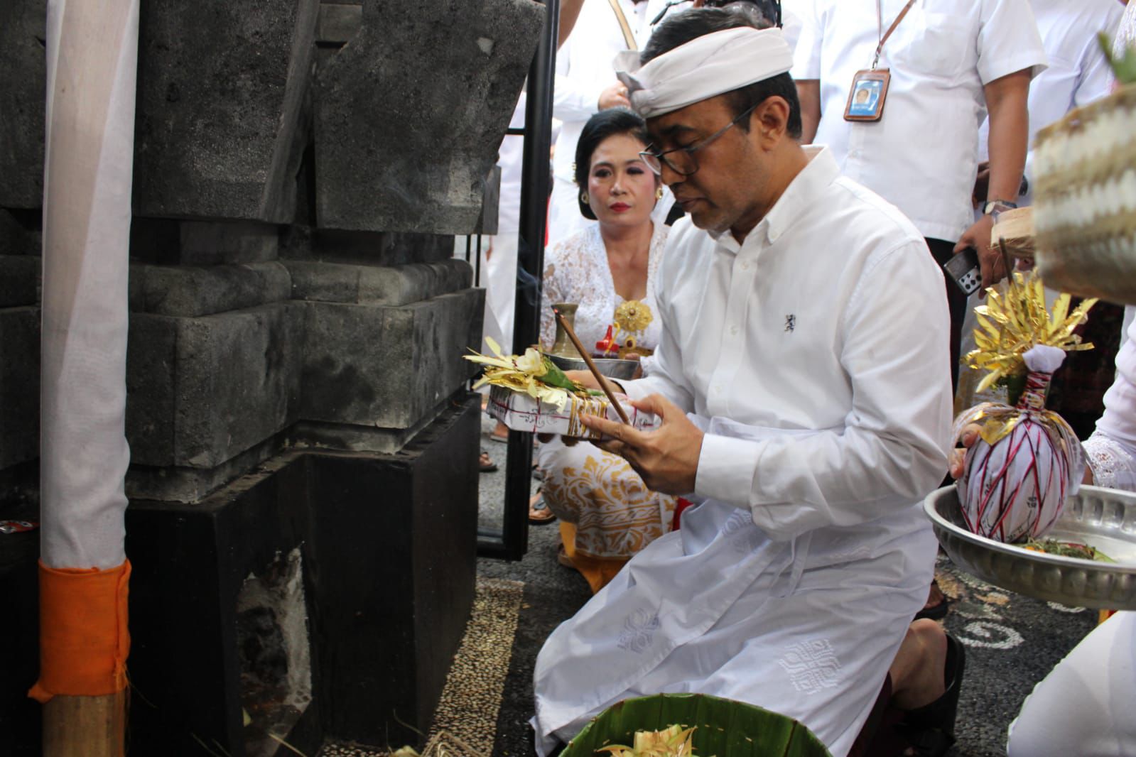 Walikota Jaya Negara Hadiri Pemelaspasan Candi Bentar dan Pedudusan Alit Pura Ratu Begawan Penyarikan Banjar Pekambingan.