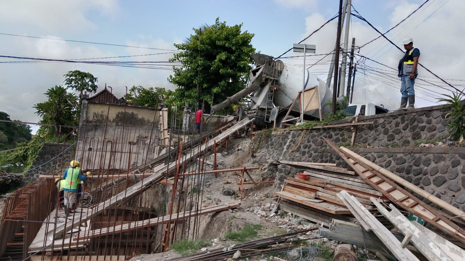 Masuki Tahap Pengecoran Tiang, Progres Jembatan Tukad Badung Desa Pemogan Sesuai Target