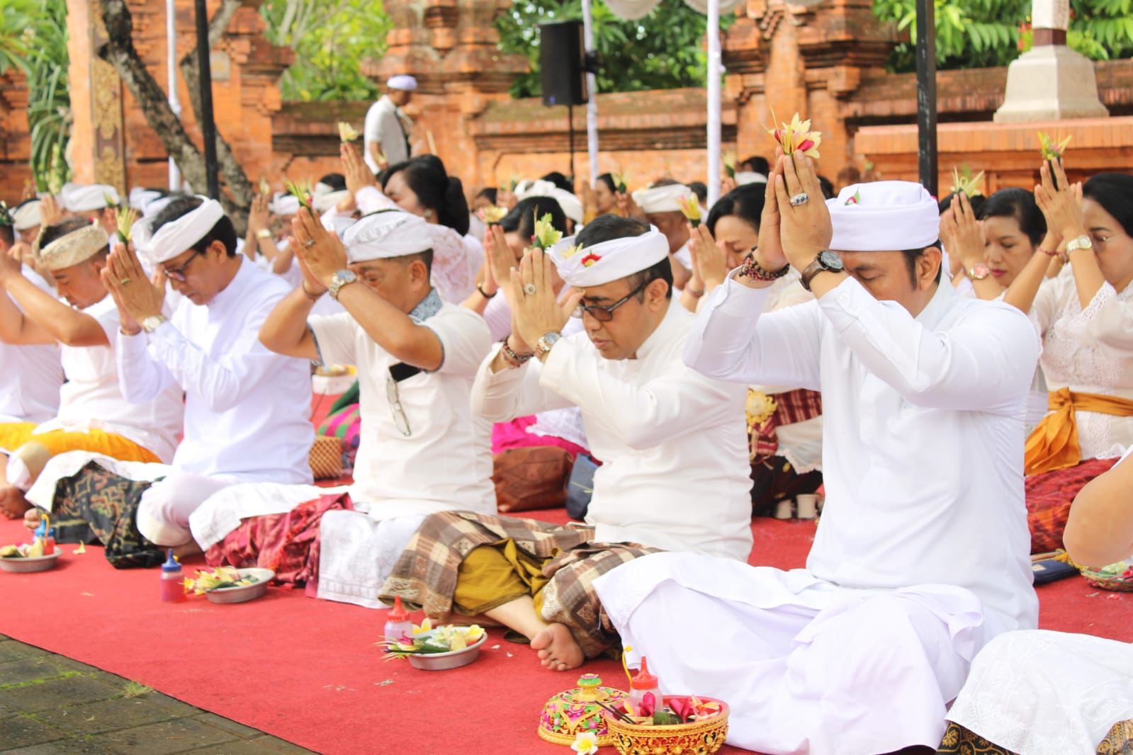 Pemkot Denpasar Gelar Persembahyangan dan Nguduh Sarwa Tumuwuh Peringati Hari Tumpek Wariga.