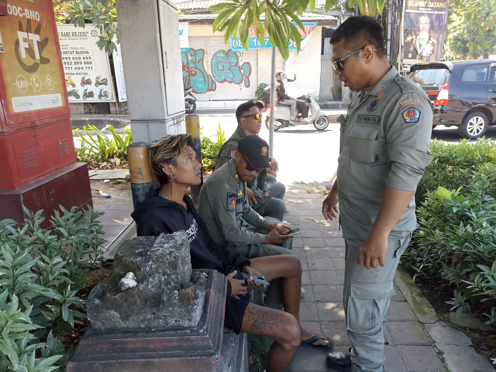 Ganggu Ketertiban Umum, Satpol PP Kota Denpasar Amankan Manusia Silver di Simpang Pesanggaran