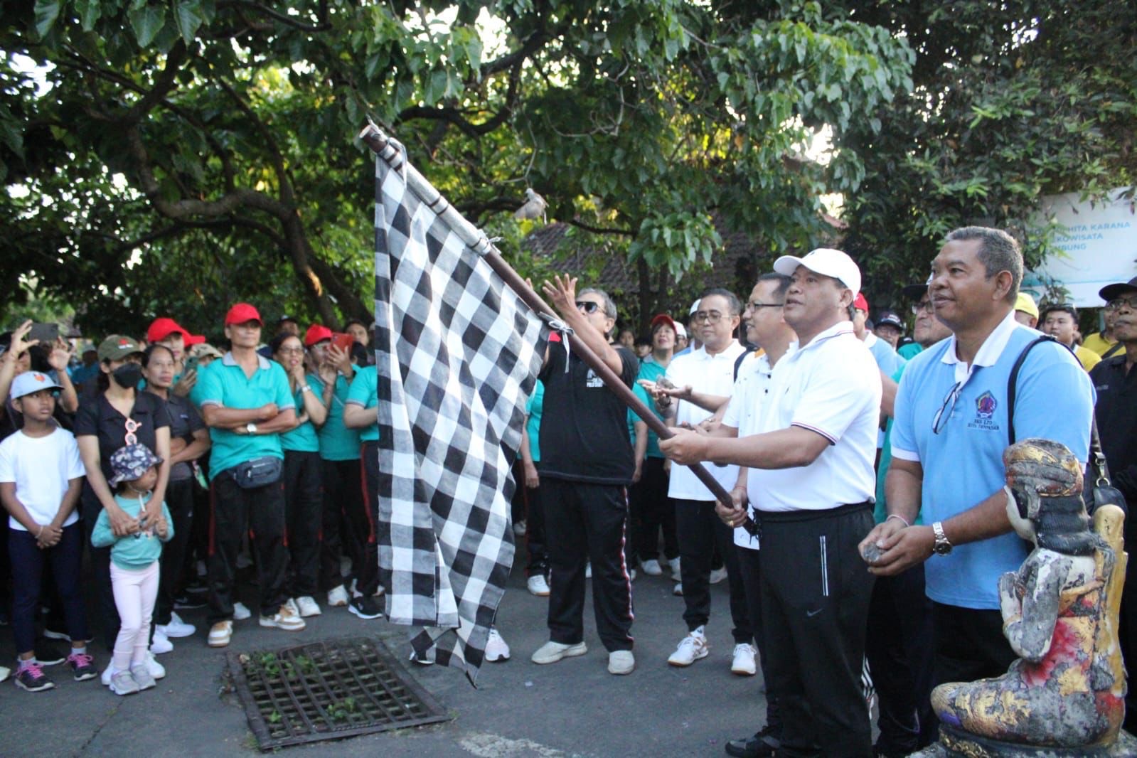 Sekda Alit Wiradana Hadiri Jalan Sehat HUT ke-26 BKS LPD Kota Denpasar.