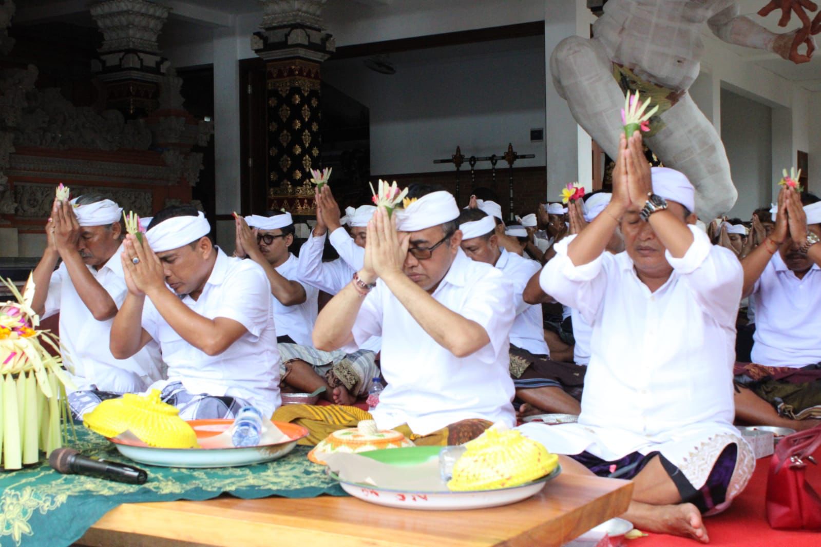 Walikota Jaya Negara Hadiri Pemelaspasan Gedong dan Tajuk di Banjar Gunung Penatih