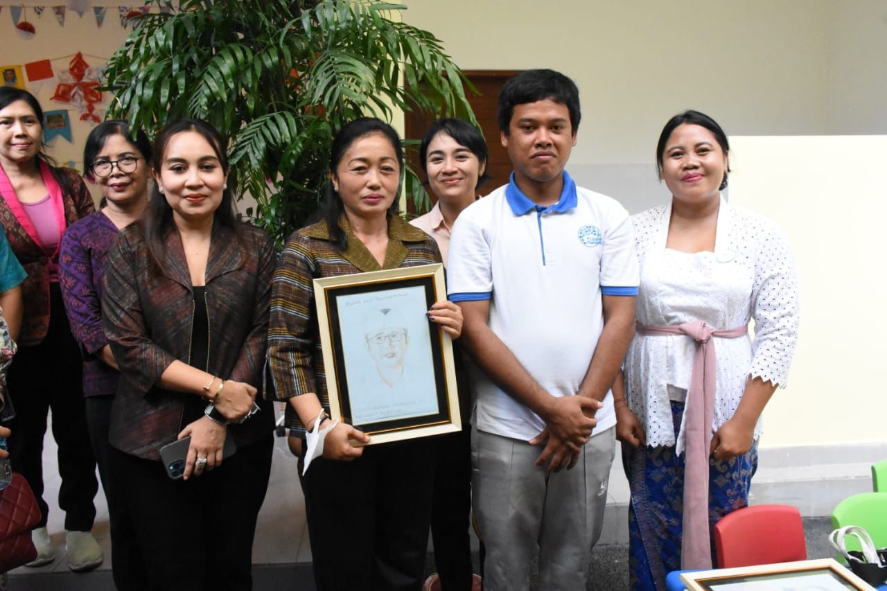 Ketua K3S Kota Denpasar Apresiasi Program Nasi Bungkus Gratis Yayasan Kolewa Harapan Indonesia di Kelurahan Dauh Puri Klod