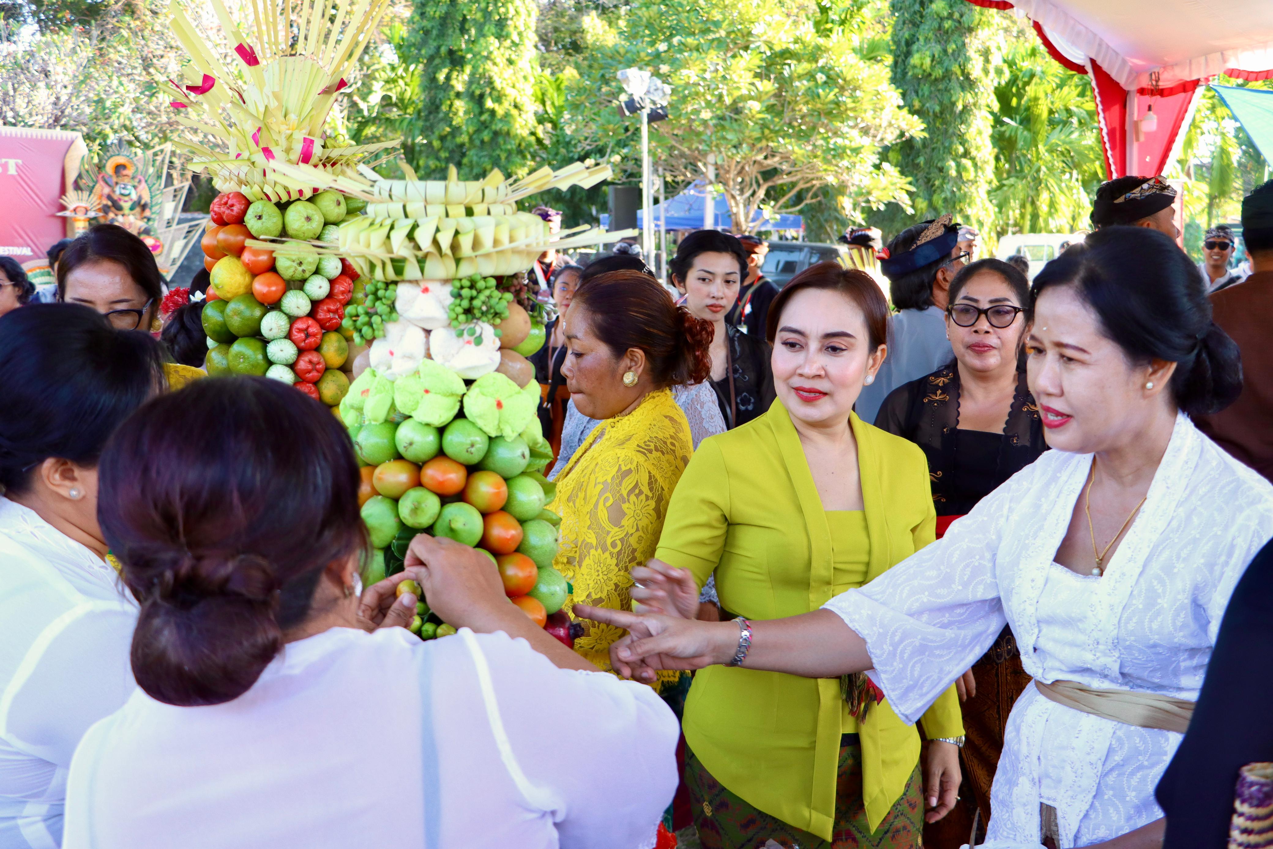 Ketua GOW Ny. Ayu Kristi Arya Wibawa Hadiri Lomba Gebogan Serangkaian "Masikian" Fest