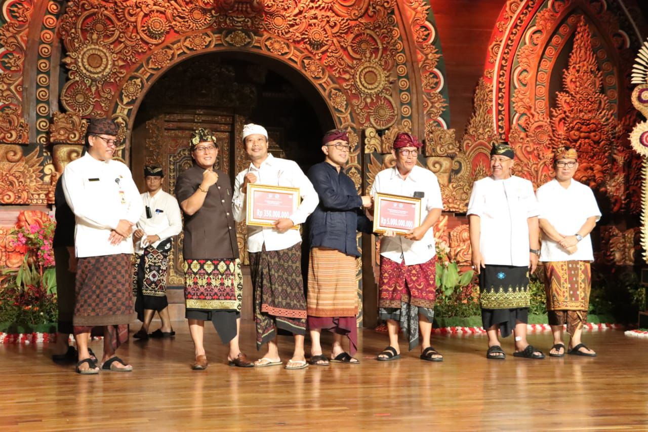 Badung Angelus Buana, Bupati Giri Prasta Serahkan Hibah Rp. 50 Miliar Lebih di Kota Denpasar,