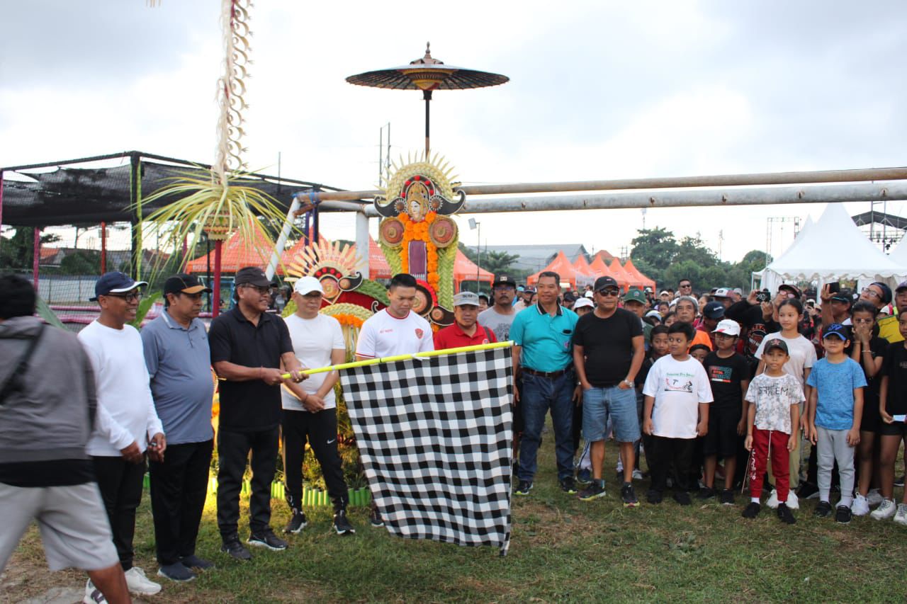Sekda Alit Wiradana Lepas Jalan Sehat Sanur Fiesta 2024
