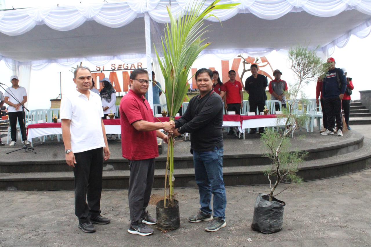 Sekda Alit Wiradana Ikuti Aksi Bersih Pantai dan Penanaman Pohon, Serangkaian Hari Lingkungan Hidup Sedunia di Pantai Padang Galak.