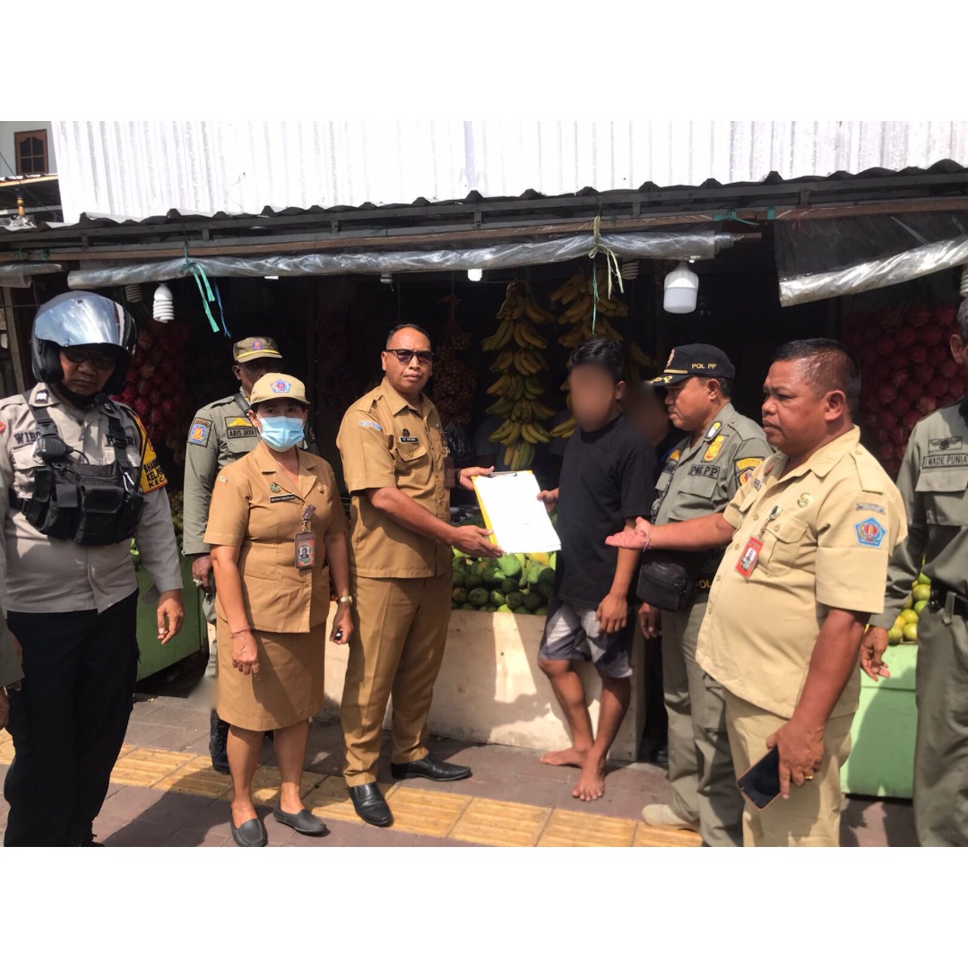 Melanggar Aturan, Kelurahan Peguyangan bersama Satpol Pp Tertibkan Pedagang di Atas Trotoar