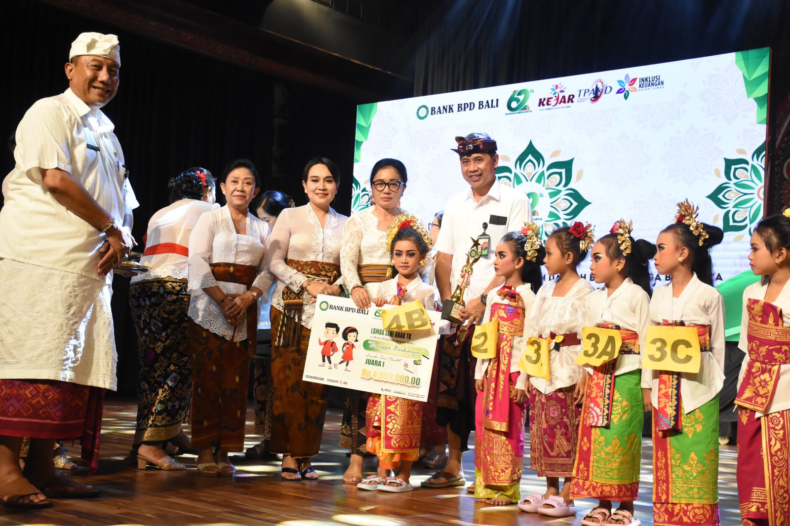 Ny. Antari Jaya Negara Serahkan Penghargaan Pada Para Pemenang 