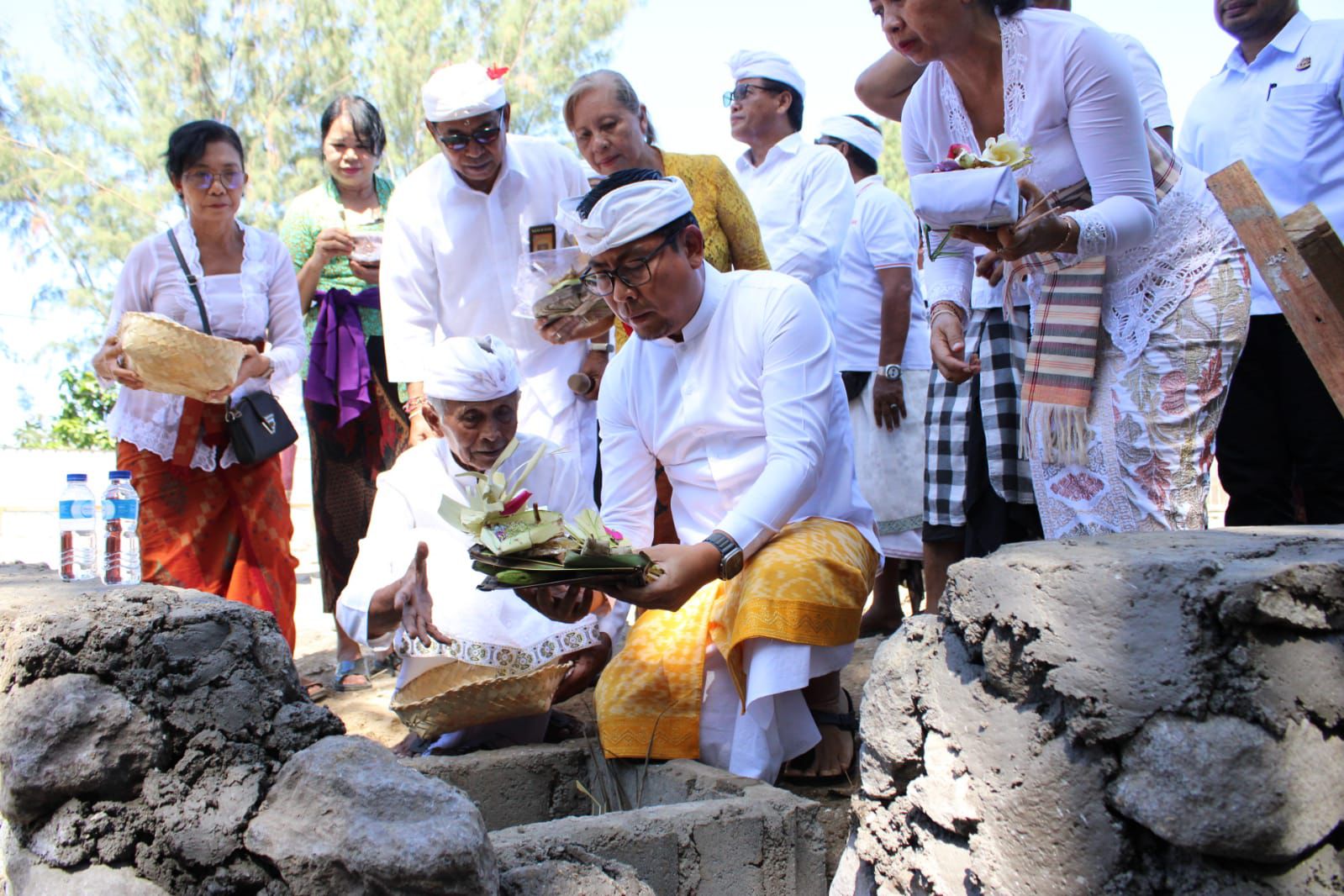 Wawali Arya Wibawa Mendem Dasar Serangkaian Pembangunan Kantor Desa Sanur Kaja