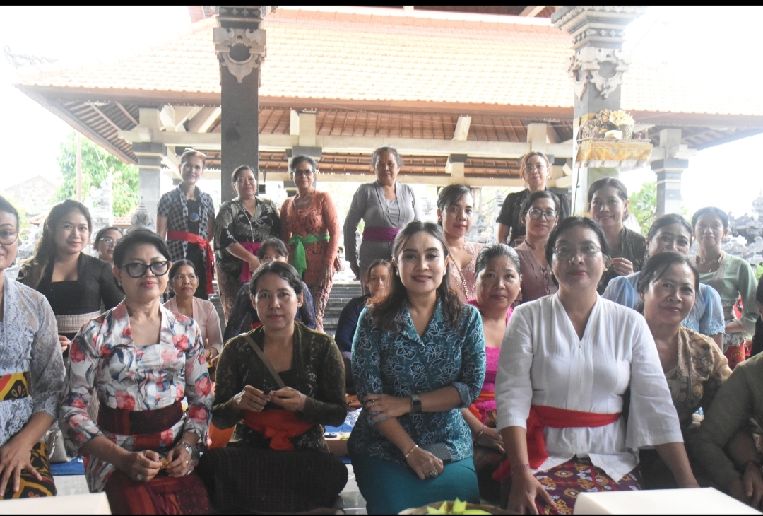 Ny.Ayu Kristi Arya Wibawa Hadiri Pelatihan Membuat Kerajinan Kain Perca di Banjar Puseh Kelurahan Pedungan