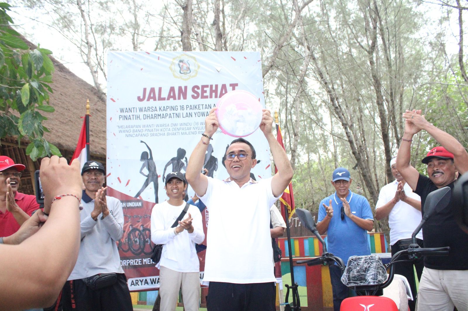 Walikota Jaya Negara Hadiri Jalan Sehat Serangkaian HUT Paiketan Arya Wang Bang Pinatih Kota Denpasar