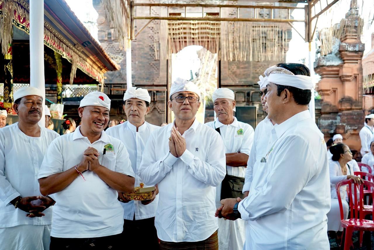 Wali Kota Jaya Negara Hadiri Karya di Pura Desa Lan Puseh Desa Adat Pemogan