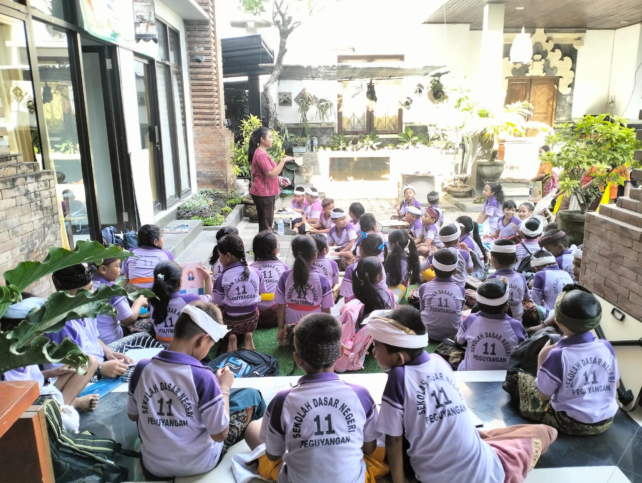 Sambut HUT ke-79 Kemerdekaan RI, Kelurahan Peguyangan Gelar Pelatihan Nyurat Aksara Bali Hingga Mesatua