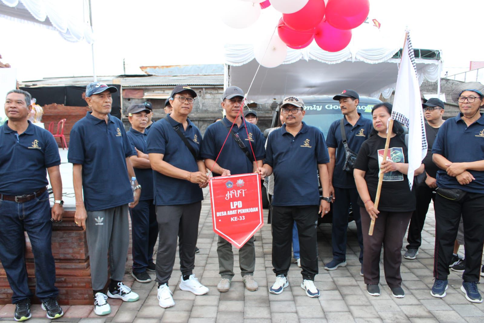 Sambut HUT ke-33, LPD Desa Adat Penijoan Gelar Jalan Santai Bersama Masyarakat. 