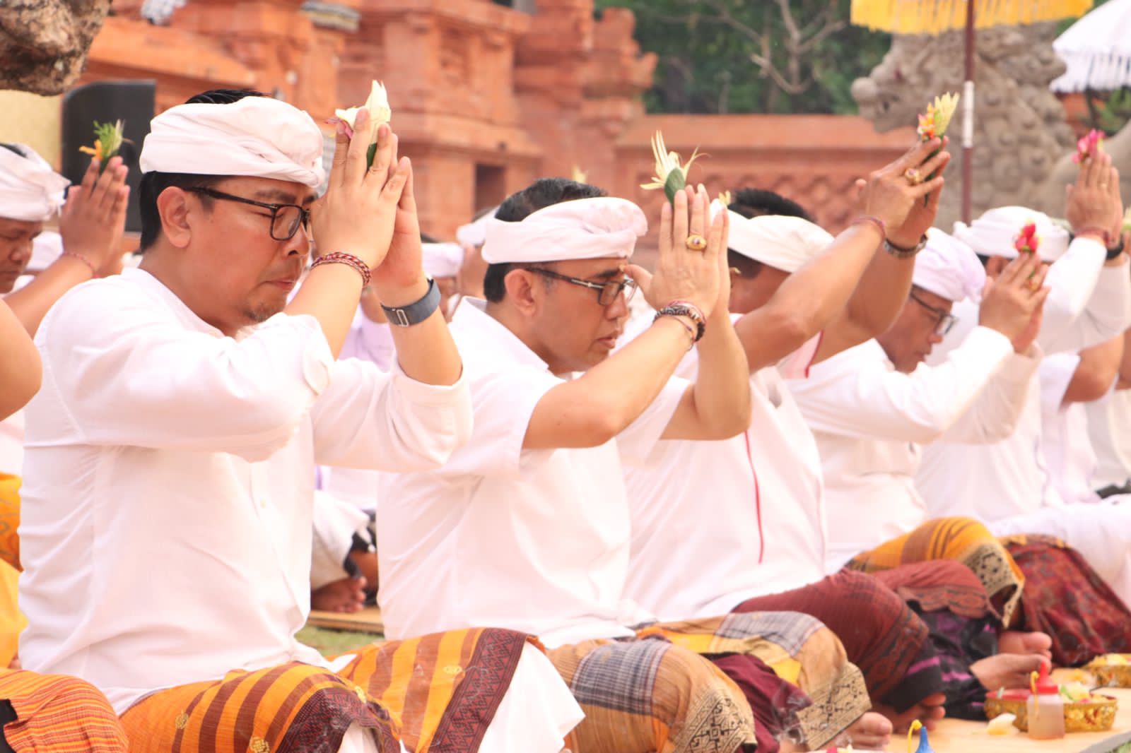 Pemkot Denpasar Ngaturang Bhakti Siwaratri di Pura Agung Jagatnatha Denpasar.