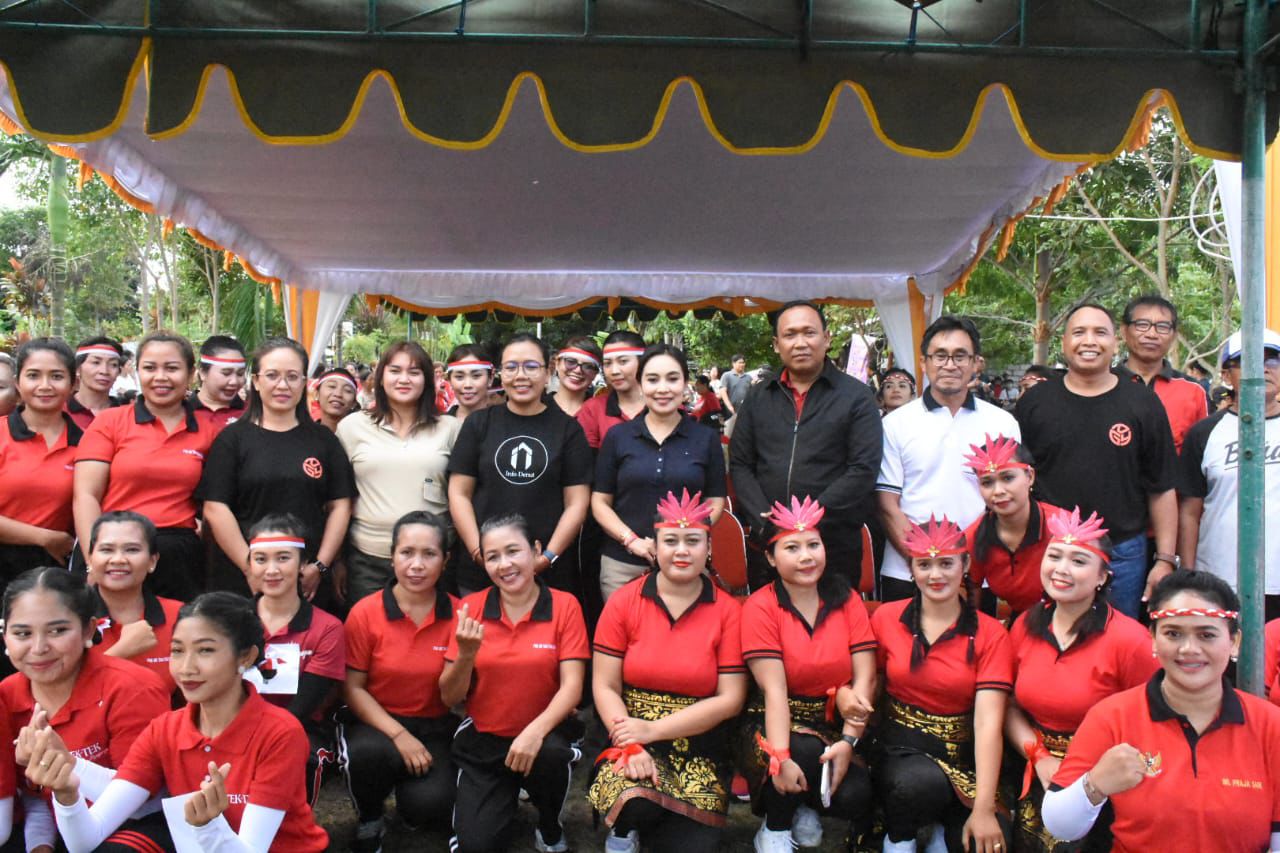 Ketua GOW Kota Denpasar, Ayu Kristi Buka Lomba Senam Sicita di Kelurahan Peguyangan