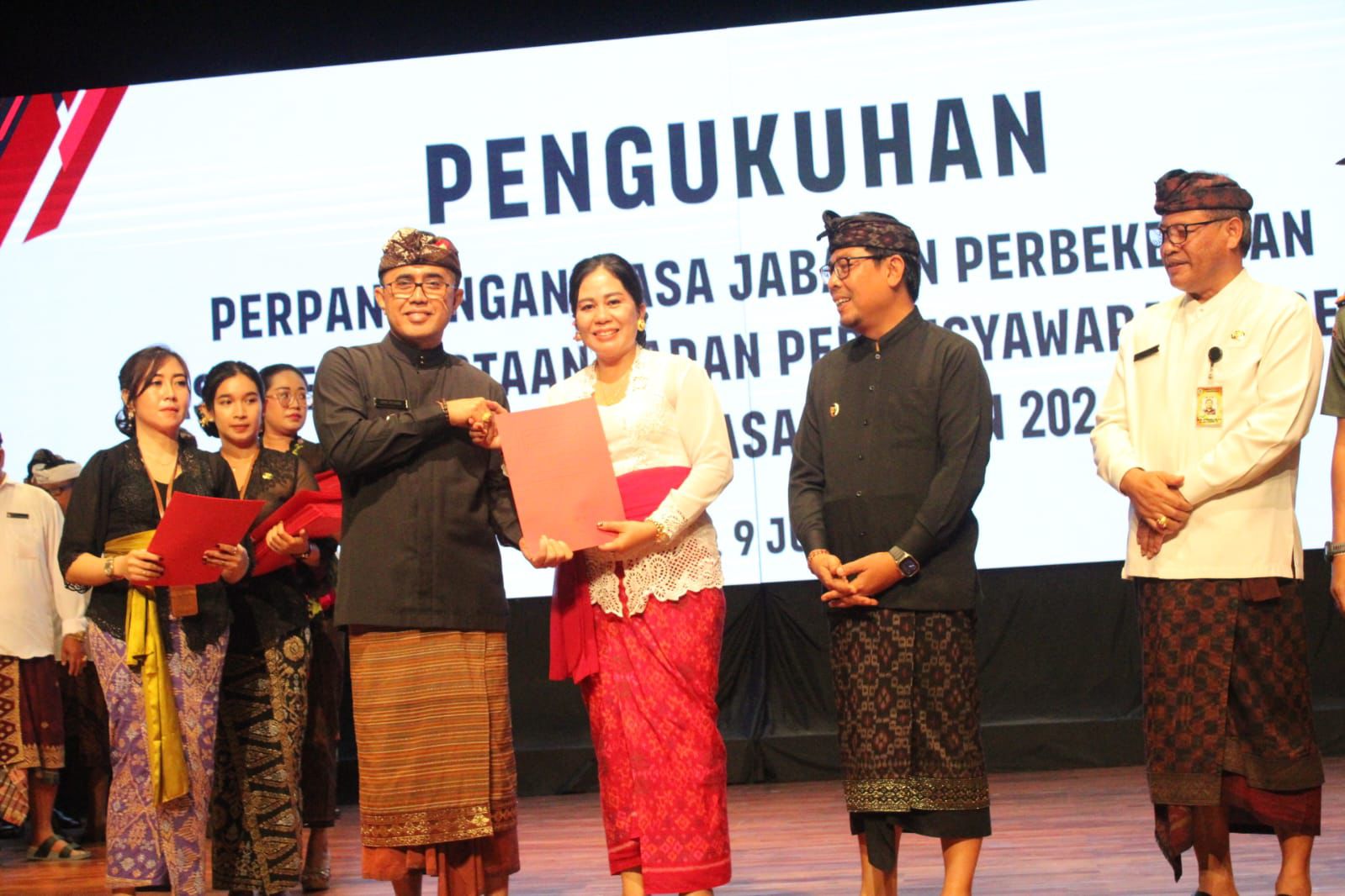 Walikota Jaya Negara Kukuhkan Perpanjangan Masa Jabatan Perbekel dan BPD di Kota Denpasar