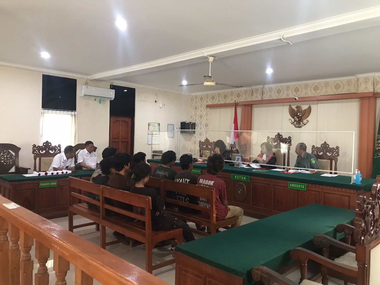 Sebanyak 14 Anak Punk di Kota Denpasar Diganjar Tipiring, Dikenakan Sanksi Beragam, Dari Denda Hingga Kurungan.
