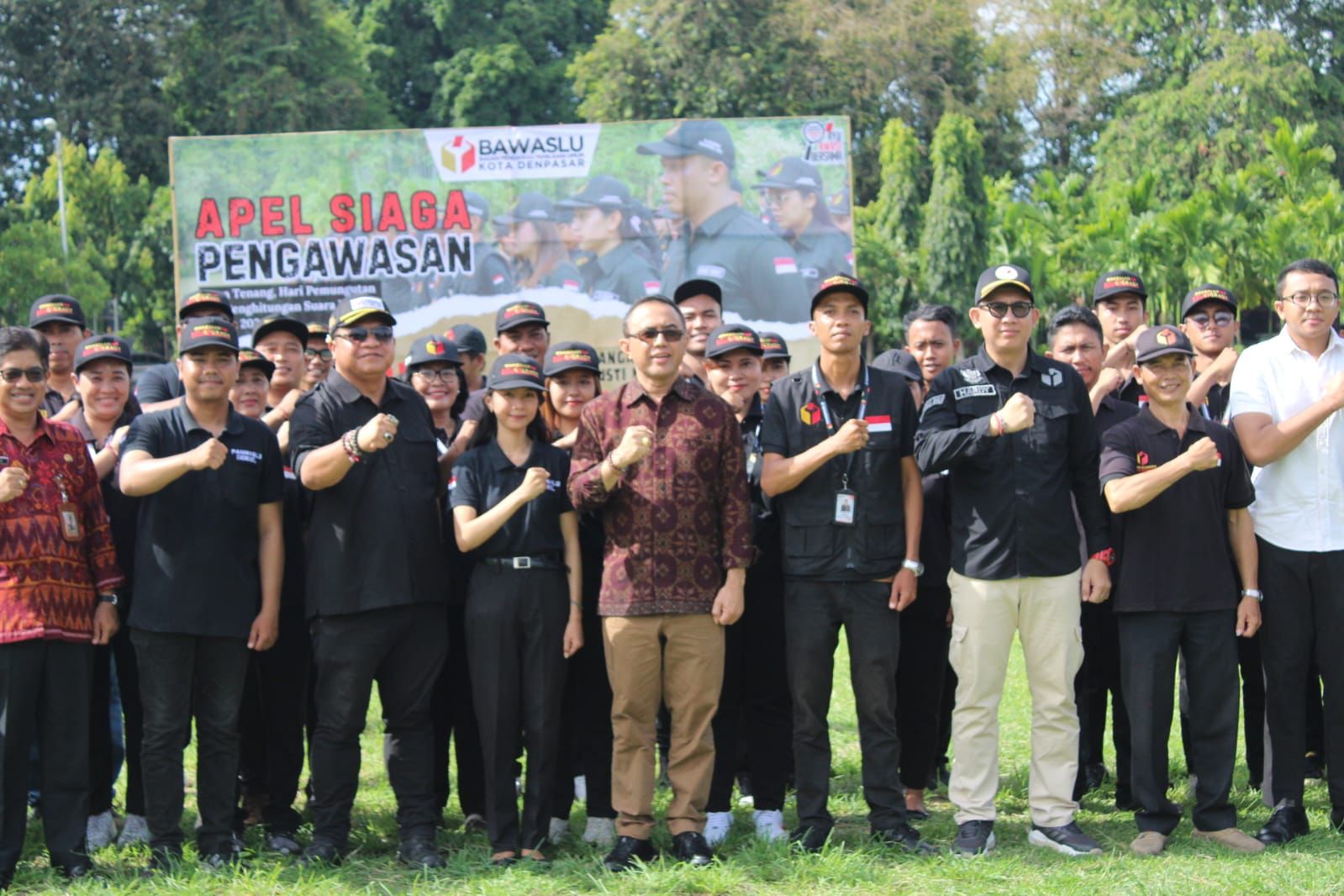 Walikota Jaya Negara Hadiri Apel Pengawasan Bawaslu Kota Denpasar.