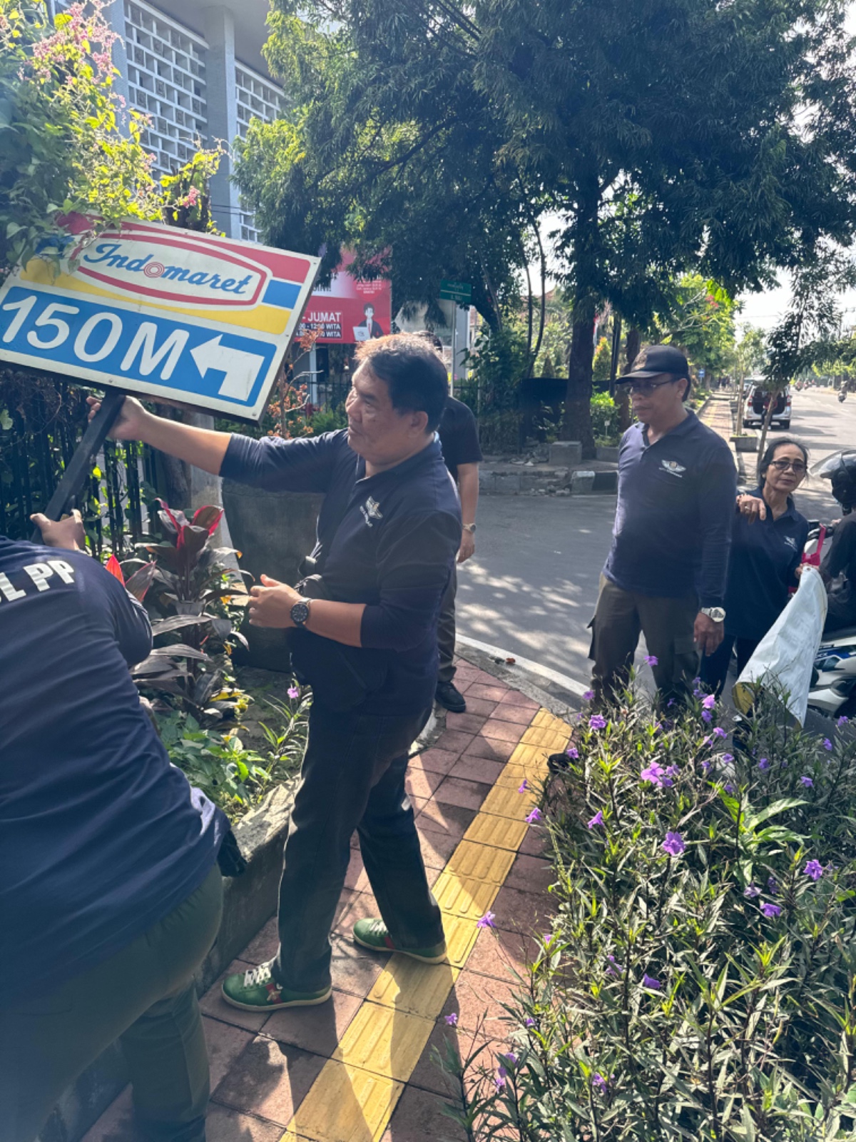 Satpol PP Kota Denpasar Tertibkan Puluhan Media Iklan Tanpa Iz