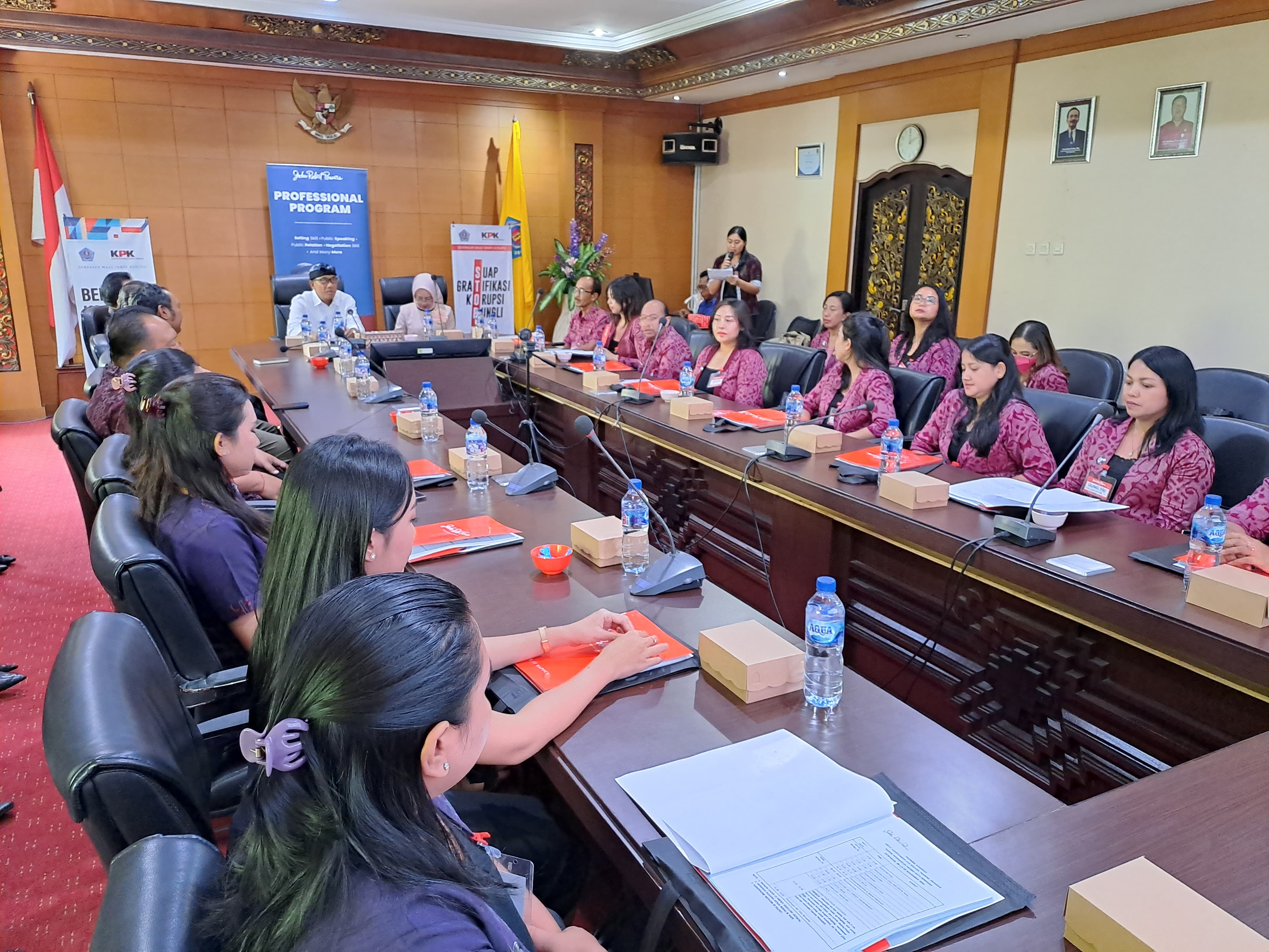 Pegawai Bapenda Denpasar di Gembleng  Pelatihan Kepribadian dari John Robert Powers.