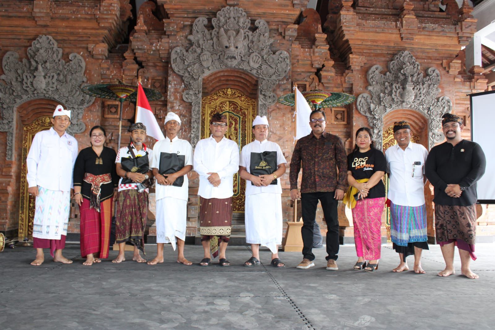 Sekda Alit Wiradana Buka Bulan Bakti Gotong Royong LPM Kecamatan Densel