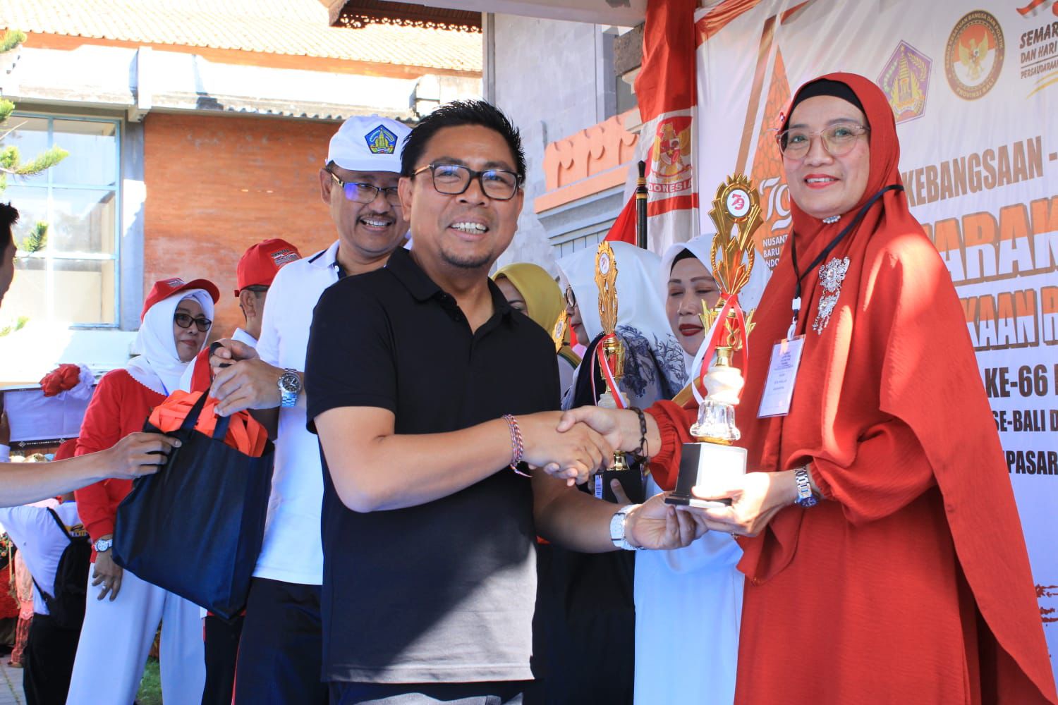 Wawali Arya Wibawa Serahkan Piala Bergilir Lomba Paduan Suara Persatuan Haji Se-Bali.