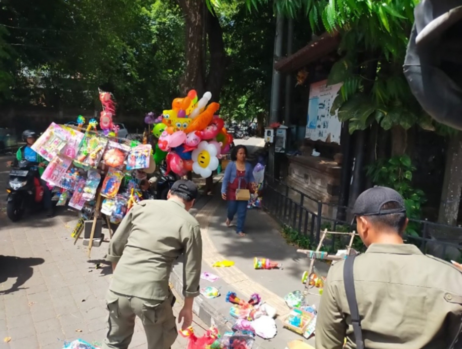 Satpol PP Kota Denpasar Tertibkan Pedagang di Jalan Surapati Denpasar