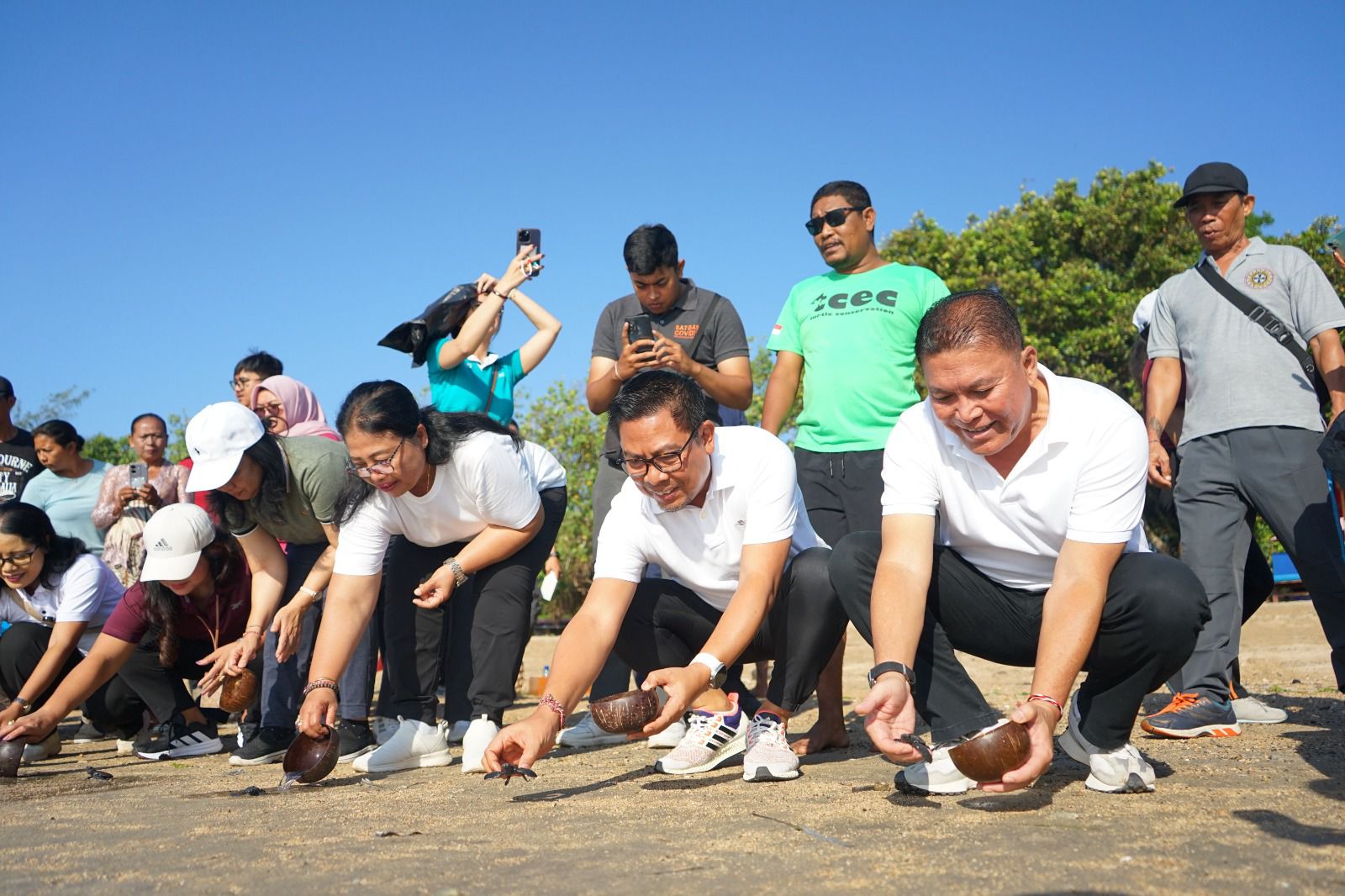 Wawali Arya Wibawa Hadiri Gerakan Bulan Cinta Laut, Ikuti Aksi Lepas Tukik dan Bersih Pantai