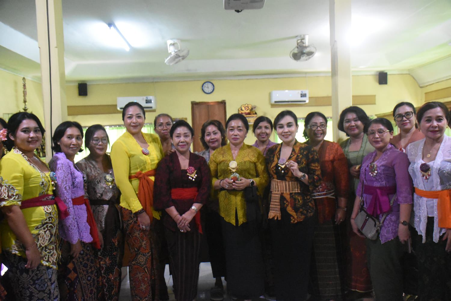 Hadiri Pelatihan Kerajinan Kain Perca di Kelurahan Kesiman Ketua WHDI, Antari Jaya Negara Dorong Kreativitas Jadi Karya Bermanfaat