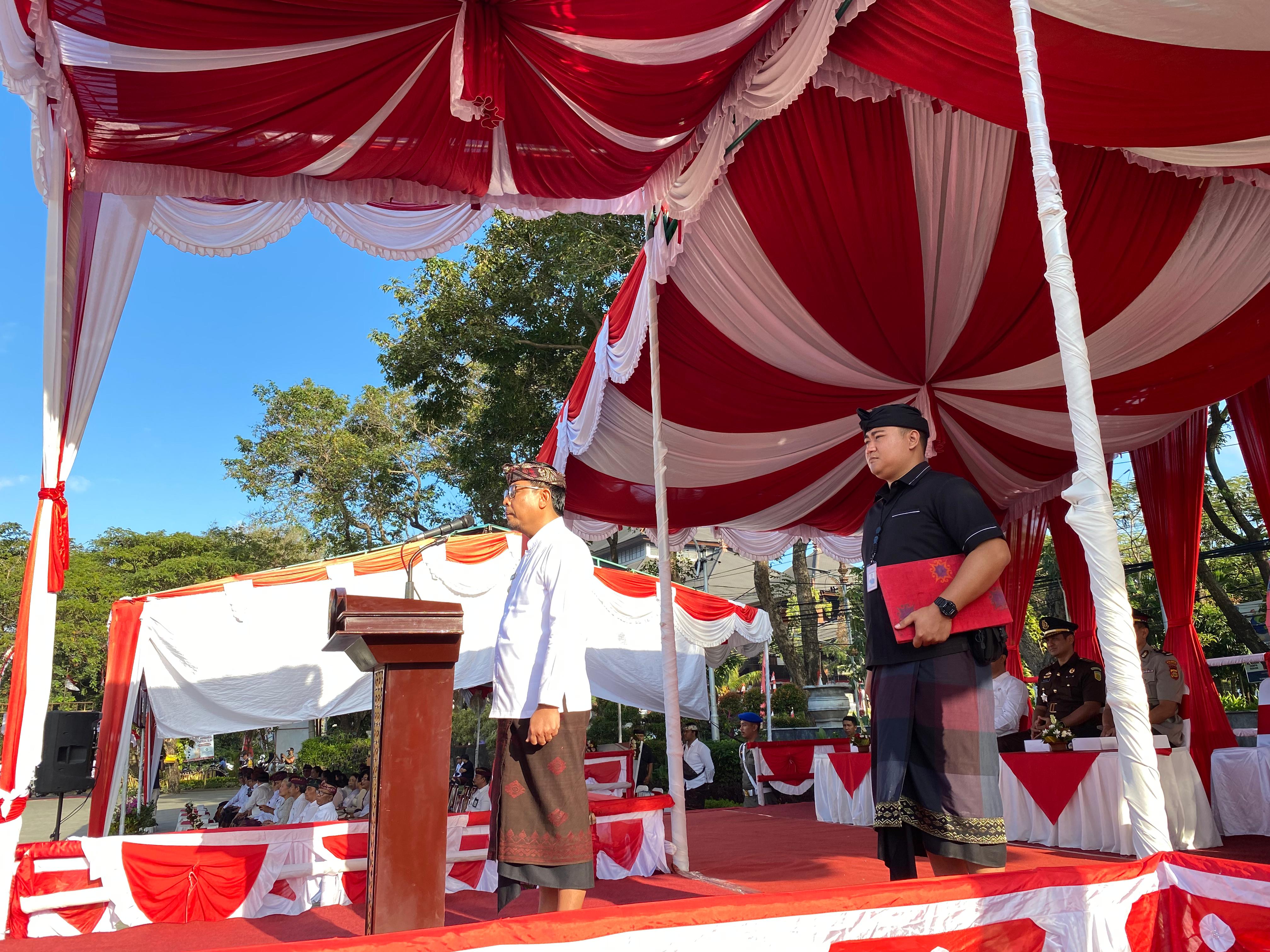 Bertindak Sebagai Inspektur Upacara Wawali Arya Wibawa Pimpin Apel Hut Ke-66 Provinsi Bali di Kota Denpasar
