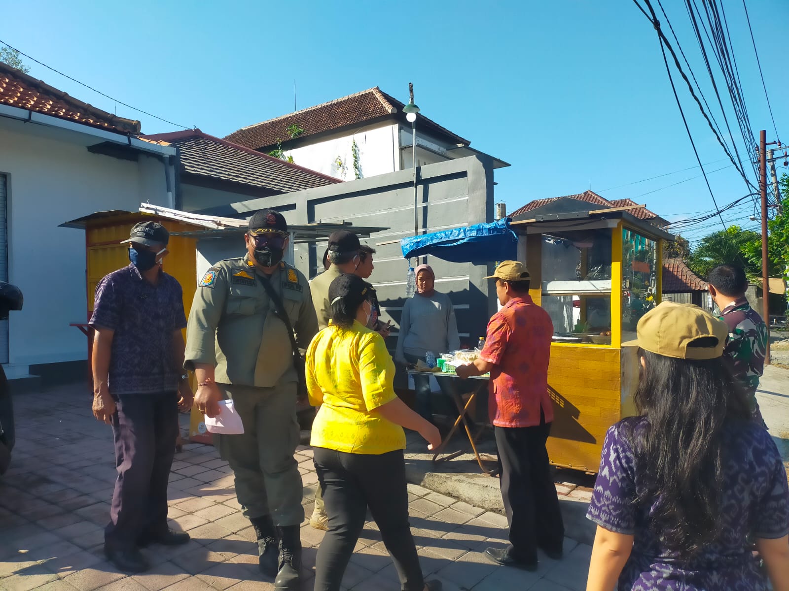 Wujudkan Ketertiban dan Kenyamanan, Satpol PP Kota Denpasar Tertibkan Pedagang Kaki Lima di Jalan Tukad Badung.