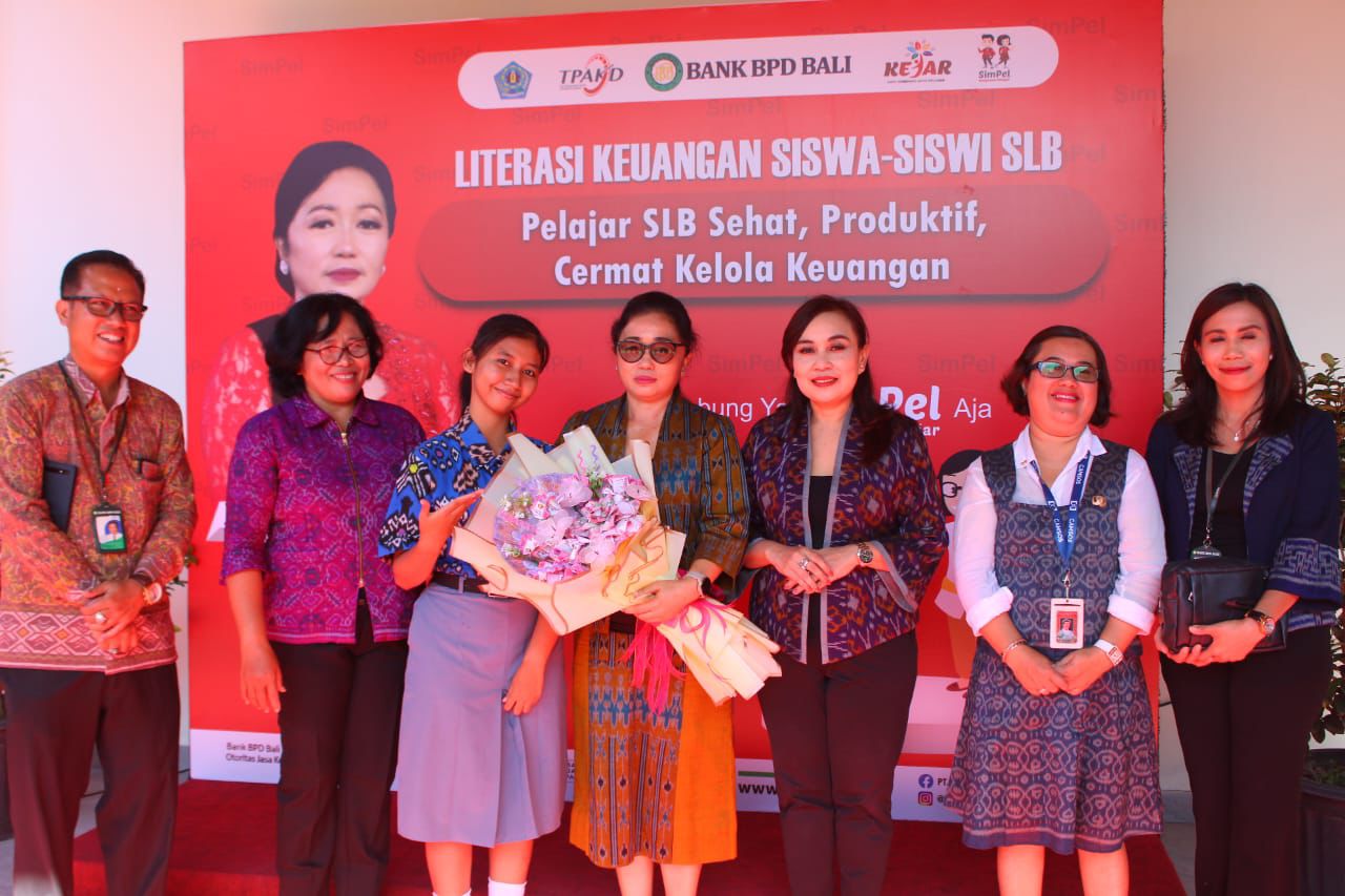 Sapa Siswa SLB Negeri 2 Denpasar Saat MPLS, Ny. Antari Jaya Negara Juga Tekankan Pentingnya Menabung Sejak Dini